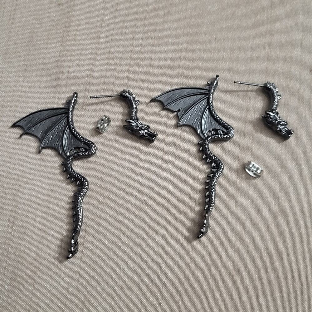 Dark silver/gray dragon through ear illusion earrings